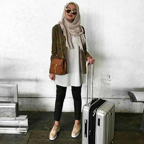  Hijab Traveller Style: 6 Gaya Berpakaian Keren yang Harus Masuk Koper! 